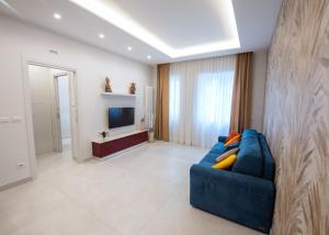 Telewizja i/lub zestaw kina domowego w obiekcie Napoli City Center - Appartamenti e Camere