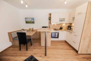 kuchnia z drewnianym stołem i jadalnią w obiekcie Ferienwohnung Alpenland - schönes, neues Apartment w Neustift im Stubaital