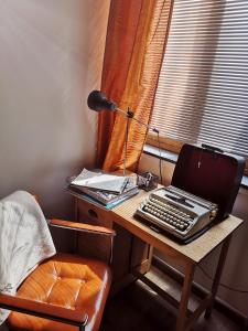 - un bureau avec un ordinateur portable, un clavier et une lampe dans l'établissement New York Loft - Fully equipped and available long-term - Perfect location IN city center, à Namur