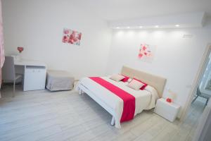 A bed or beds in a room at Pineta del Mare