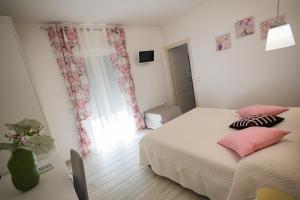 A bed or beds in a room at Pineta del Mare