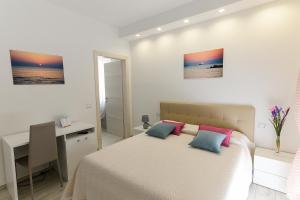 A bed or beds in a room at Pineta del Mare
