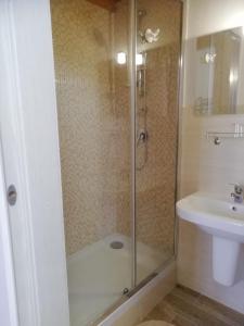 een badkamer met een douche en een wastafel bij B&B Casa Delfina in Capoterra