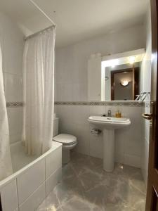CastelserásにあるCasa La Royaのバスルーム(洗面台、トイレ、シャワー付)