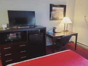 TV i/ili multimedijalni sistem u objektu Blackstone Lodge and Suites