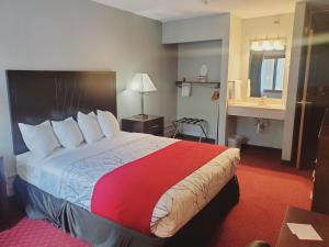 מיטה או מיטות בחדר ב-Blackstone Lodge and Suites