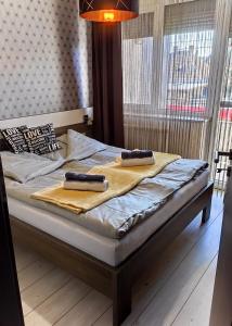 Кровать или кровати в номере Holiday Apartman