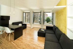 - un salon avec un canapé et une table dans l'établissement Cathedral Design Apartments, à Porto