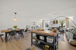 uma cozinha e sala de estar com mesa e cadeiras em Stadtwohnung am Wasser I Terrasse mit Rheinblick I NETFLIX I APPLE TV em Basileia