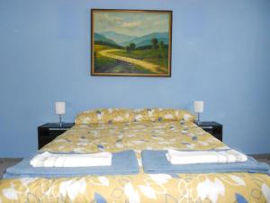 バレンシアにあるPrivate Apartment Horticultor Boschのベッドルーム1室(壁に絵画が描かれたベッド1台付)