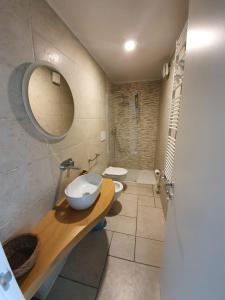 ein Badezimmer mit zwei Waschbecken, einem Spiegel und einer Dusche in der Unterkunft Case del sole in Mola di Bari