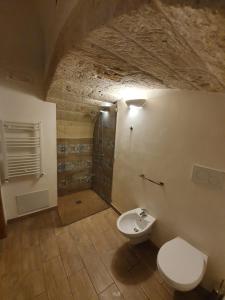 ein Bad mit einem WC, einer Dusche und einem Waschbecken in der Unterkunft Case del sole in Mola di Bari