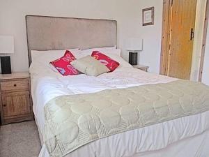 A bed or beds in a room at Milliners Barn 