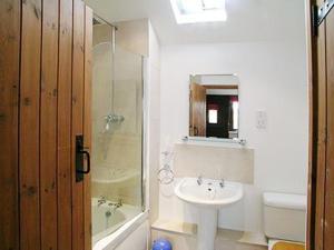 A bathroom at Milliners Barn 