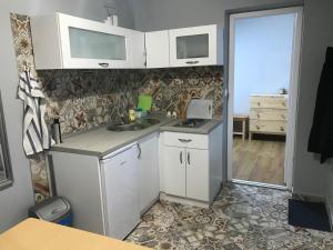 Kuchyň nebo kuchyňský kout v ubytování Julia Apartman