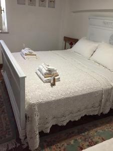 - un lit blanc avec serviettes de toilette dans l'établissement Cà del Bunimur, à Magliano Alpi
