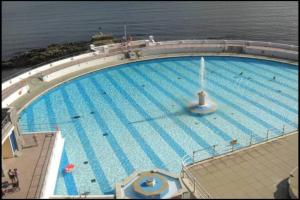 Swimmingpoolen hos eller tæt på Amherst Lodge.