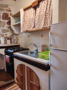 eine Küche mit einer Spüle und einem Kühlschrank in der Unterkunft Studio Femi in Rovinj