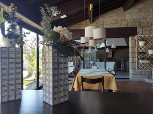 uma sala de jantar com uma mesa numa cozinha em Alagoas4Family - Country House em Arouca