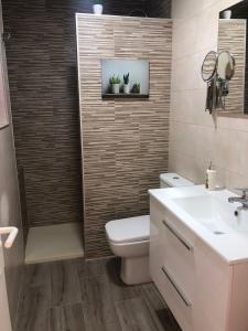 een badkamer met een toilet en een wastafel bij Paulalucía in Costa de Antigua