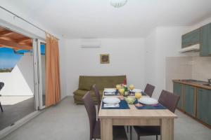 Kuchyň nebo kuchyňský kout v ubytování Apartmani Horvat