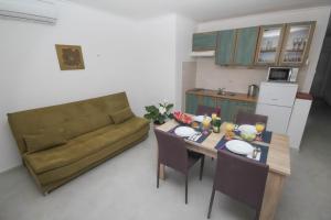 Kuchyň nebo kuchyňský kout v ubytování Apartmani Horvat