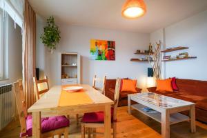 sala de estar con mesa y sofá en Margerita Apartment & Studio, en Rovinj