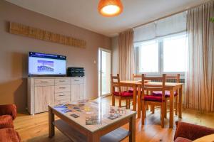 - un salon avec une table et une salle à manger dans l'établissement Margerita Apartment & Studio, à Rovinj
