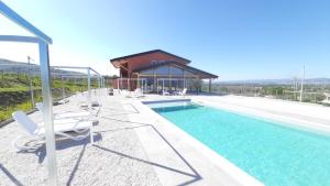 Agriturismo Incanto della Natura内部或周边的泳池