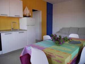 kuchnia ze stołem z miską kwiatów w obiekcie Palau Maisonettes w mieście Palau +33 zdjęcia