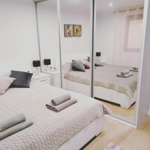 1 Schlafzimmer mit 2 Betten und einem großen Spiegel in der Unterkunft Zemzari in Jūrkalne