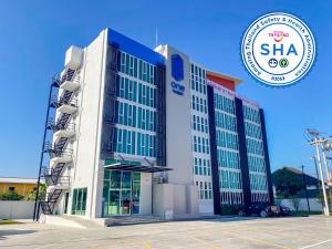 a building with a sign on the front of it at วัน บัดเจท เชียงราย สนามบิน One Budget Hotel Chiangrai Airport in Chiang Rai