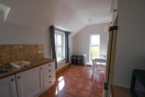 Kitchen o kitchenette sa Fishermans Cottage Stunning Two Bedroom with Views close to town