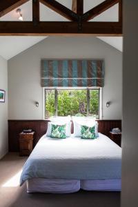 Tempat tidur dalam kamar di Orokawa Bay Retreat