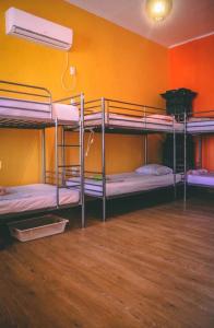ドゥブロヴニクにあるアンチ ゲストハウスの二段ベッド3組が備わる部屋