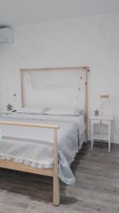 1 dormitorio con 1 cama con cabecero blanco en Casa vacanze Tre stelle, en Termoli