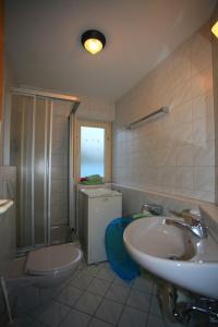 a bathroom with a sink and a shower and a toilet at Sommer-Glück in Immenstaad am Bodensee