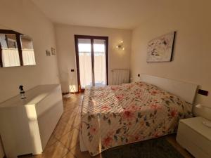 um quarto com uma cama e uma cómoda em Francesca's home em Bardolino