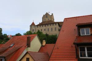 een kasteel in de verte achter daken van gebouwen bij Alte Molke Apartment 10 in Meersburg