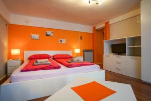 Кровать или кровати в номере Margerita Apartment & Studio