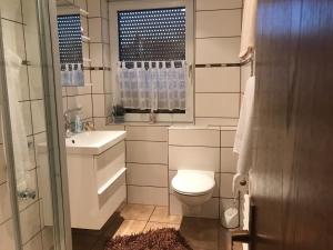 Ένα μπάνιο στο Ferienwohnung Von Paris +31 φωτογραφίες