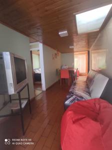 Habitación con cama y TV de pantalla plana. en Hogar COLONIAL, en Bogotá