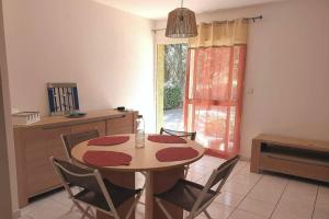 comedor con mesa, sillas y ventana en Appartement fonctionnel hauteurs de Collioure, en Collioure