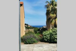 una casa con vistas al océano en Appartement fonctionnel hauteurs de Collioure, en Collioure