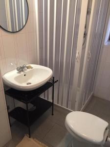 ein Badezimmer mit einem Waschbecken, einem WC und einem Spiegel in der Unterkunft Marta's house in Prebernardo