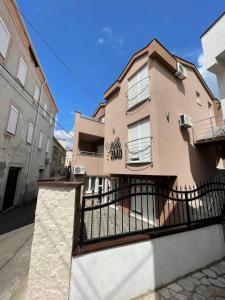 un bâtiment avec une clôture devant lui dans l'établissement Apartments & Rooms Villa Zaad, à Mostar