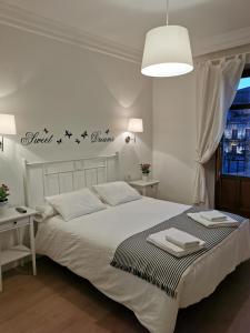 ein Schlafzimmer mit einem Bett mit Sternen an der Wand in der Unterkunft NG Plaza Mayor in León