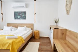 Katil atau katil-katil dalam bilik di Naturella Panzió