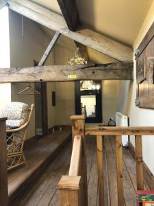 Zimmer mit Holzböden, einem Tisch und einem Stuhl in der Unterkunft Lane House Farm in Todmorden