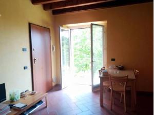 Zimmer mit einem Tisch und einer Tür mit einem Tisch und Stühlen in der Unterkunft Garda Lake Dana Home in Salò